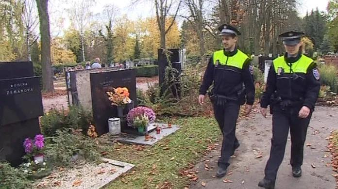Strážníci budou na brněnském centrálním hřbitově hlídat až do konce týdne