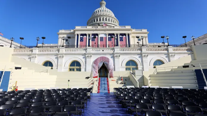 Sedadla před Kapitolem během příprav na inauguraci Donalda Trumpa