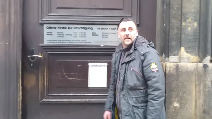 Lutz Bachman přitloukl na dveře drážďanského kostela požadavky Pegidy