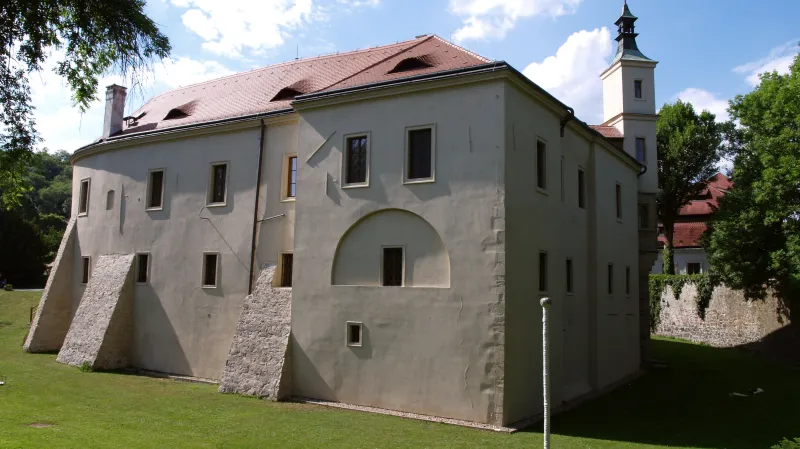 Zámecký areál v Roztokách u Prahy zdobí díla sochařů a keramiků v rámci 24. ročníku výstavy Letní keramická plastika. V popředí dílo Sloup, jednoho z kurátorů expozice Petra Lady.