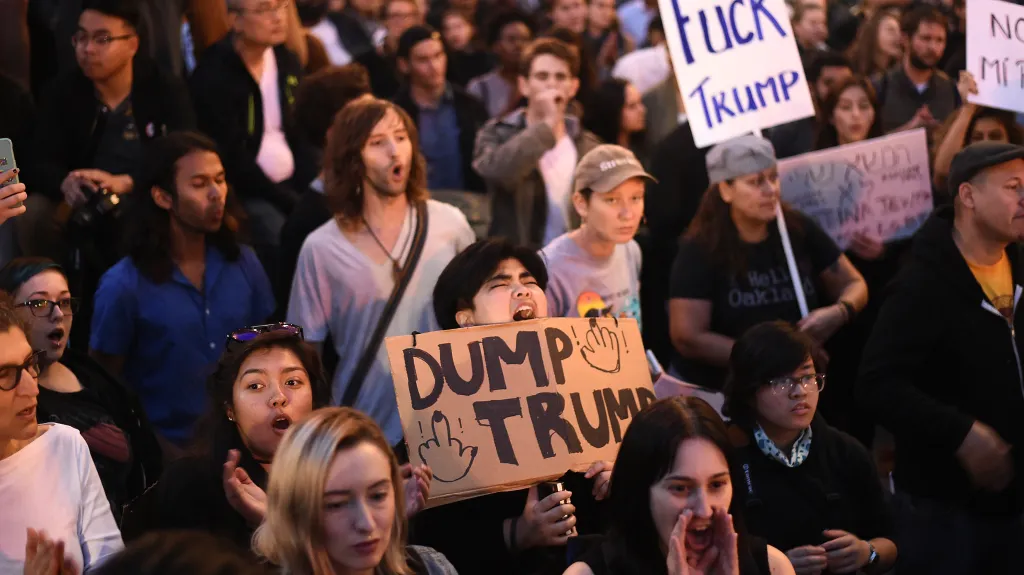 Demonstranti vystrčili na Trumpa prostředníček