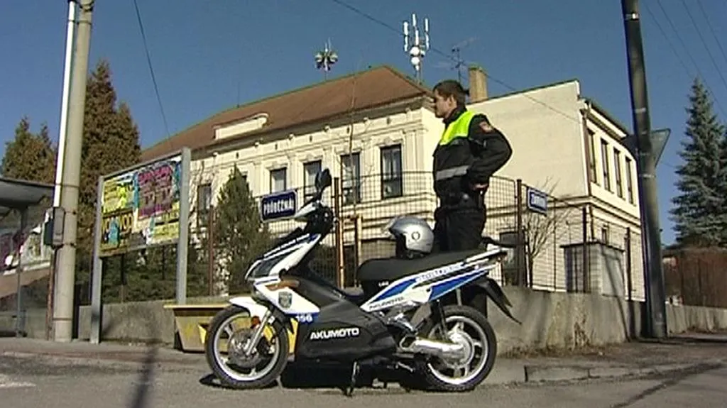 Policista se služebním skútrem