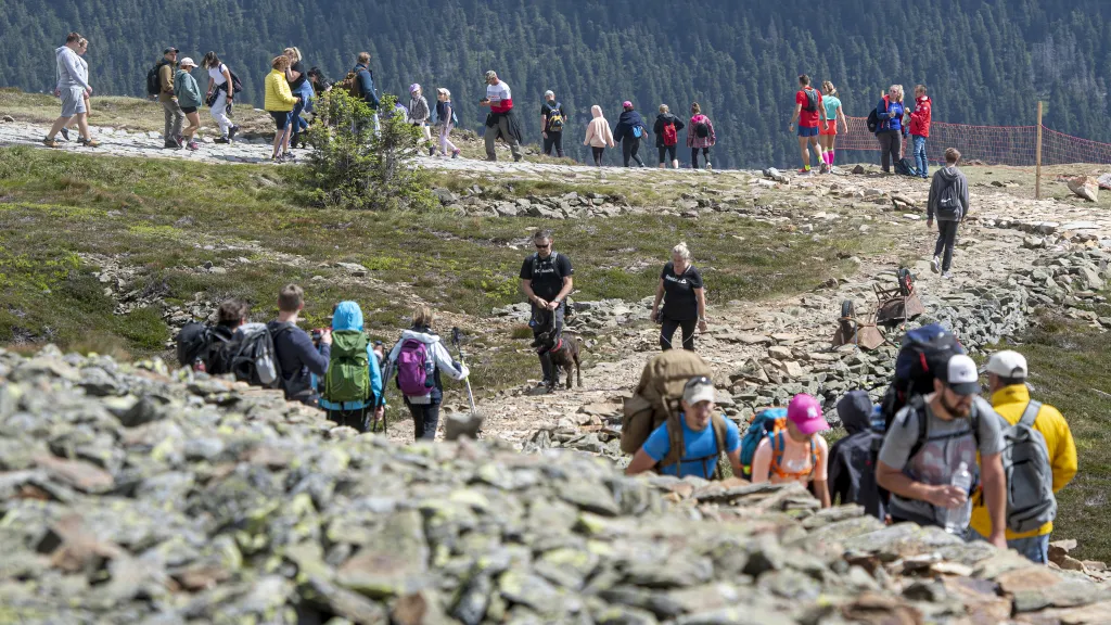 Turisté na vrcholu Sněžky v Krkonoších
