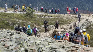 Turisté na vrcholu Sněžky v Krkonoších