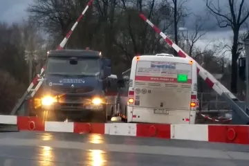 Řidič, který uvízl s autobusem na přejezdu, podle soudu trestný čin nespáchal 