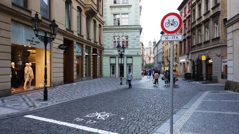 První zákazová značka se objevila v Železné ulici před Staroměstským náměstím
