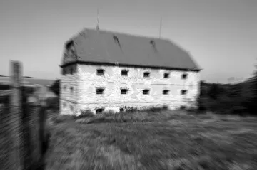 Opuštěné velkostatky německých sedláků, ruiny kostela i tajemná sýpka. Kafkova Siřem se zkrátka musí zažít