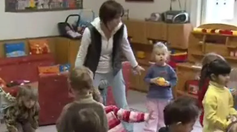 Kvůli poruše kotle tráví děti v Arnoldově vile většinu času pohybovými hrami