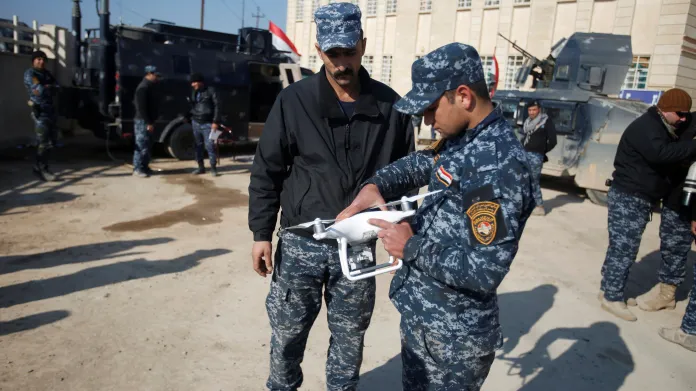 Irácké bezpečnostní složky s dronem, který chtějí použít proti IS