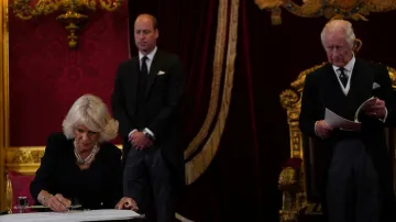 Britská královna choť Camilla podepisuje přísahu, že bude zachovávat bezpečnost církve ve Skotsku
