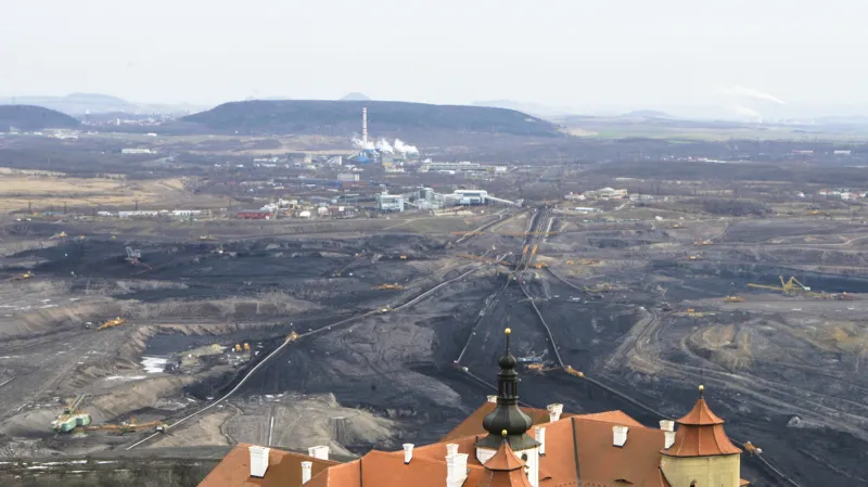 Limity těžby Pithartovy vlády z roku 1991 na lomu ČSA zůstaly zatím zachovány. Takový výhled ze zámku Jezeří tady však není běžný.