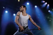 Recenze: Bohemian Rhapsody vybočovala z hudebních vzorců, ale filmových se kapela Queen drží
