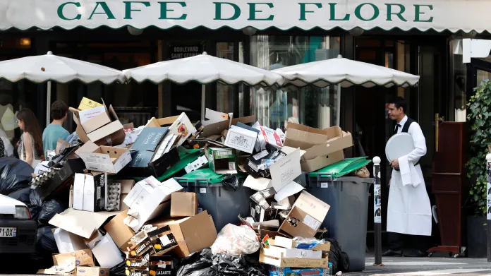 Nevyvezené odpadky v ulicích Paříže kvůli stávce popelářů