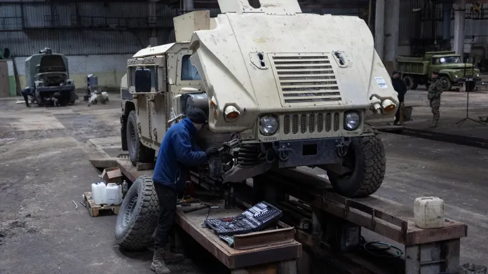 Mechanik Jurij opravuje poškozené vozidlo Humvee v opravárenském zařízení na neznámém místě na východě Ukrajiny