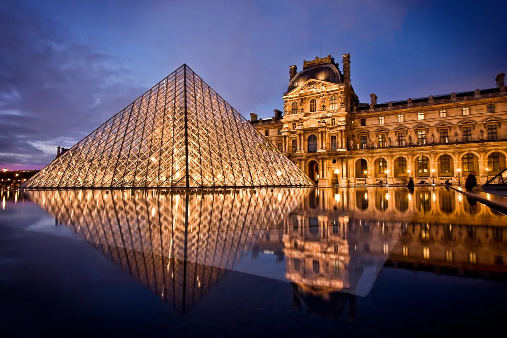 Pyramida v Louvru je prosklená pyramida na hlavním nádvoří Paláce Louvre, která slouží jako hlavní vchod do muzea Louvre v Paříži.