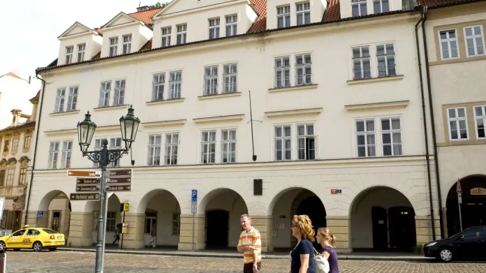 Historický dům na Loretánském náměstí v Praze, který koupil miliardář Zdeněk Bakala pro Knihovnu Václava Havla