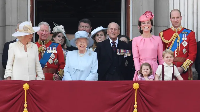 Královská rodina sleduje z balkonu Buckinghamského paláce slavnostní přelet