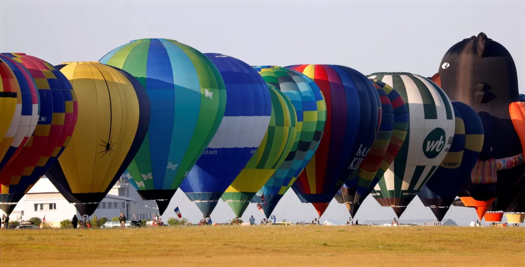 Létat s balonem není tak jednoduché, jak to vypadá. Let samotný trvá hodinu až dvě. Záleží na množství převáženého paliva. Balon za tu dobu překoná asi 15 až 20 kilometrů. Jako u každého létajícího objektu jsou dva nejtěžší manévry vzlet a přistání