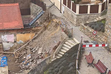 Než ji stihli opravit, sesunula se k zemi. V centru Znojma se zřítila zeď 