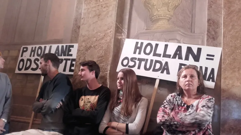 V sále zastupitelstva se objevily i transparenty. Nikdo se k nim ale nehlásil