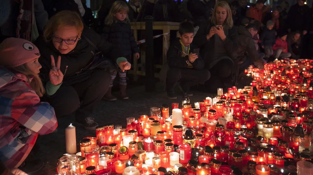 Obrazem: Svíčky, květiny, koncert i masky. Praha slavila 17. listopad