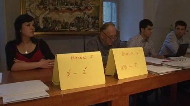 V Brně na Husově ulici volili lidé s úřední adresou