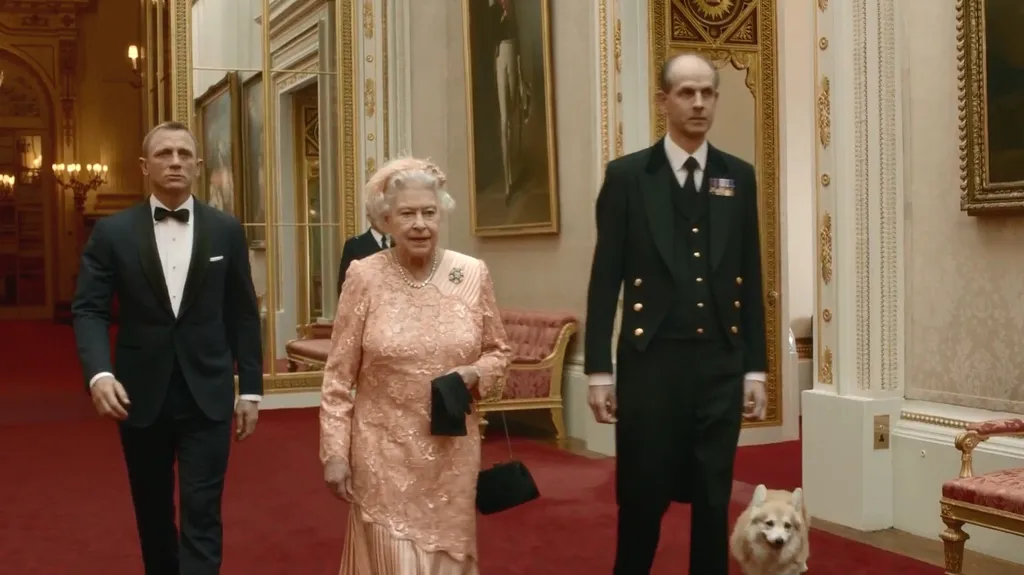 Královna v olympijském klipu s Jamesem Bondem