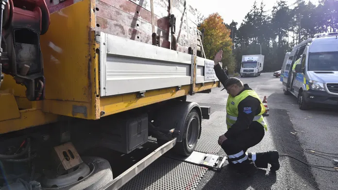 Vážení kamionů pomocí přenosných vah