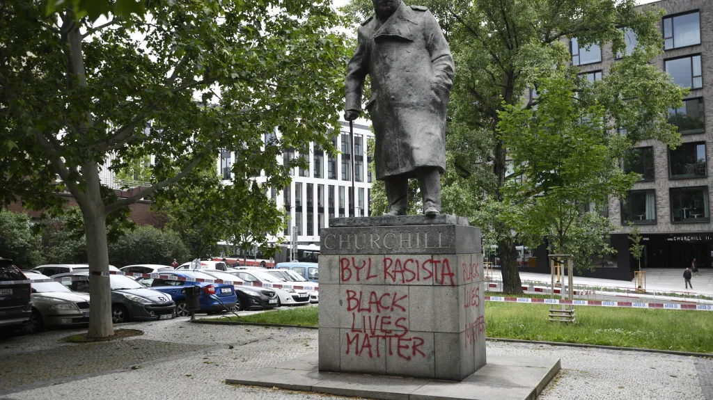 Na sochu Churchilla v Praze někdo napsal, že byl rasista