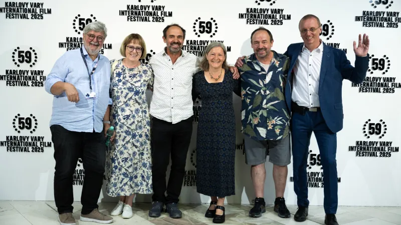 Delegace k filmu Ecce homo Homolka: Eduard Kučera, Milada Kučerová, herec Petr Forman, dcera režiséra Jaroslava Papouška Petra Vlčková, herec Matěj Forman, zástupce společnosti UPP Ivo Marák