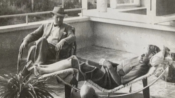 Maminka s tatínkem na terase jejich domu (1946)
