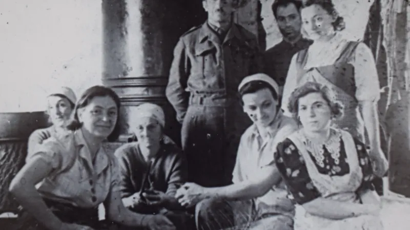 Maminka Boženy Koutné (Ivanové) v kuchyni důstojnické jídelny (vlevo)