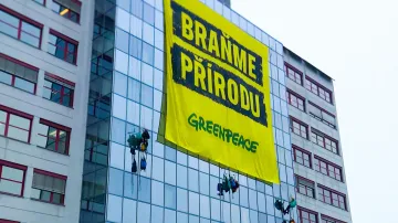 Aktivisté z organizace Greenpeace na budově MŽP