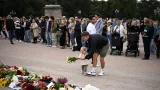 Lidé se shromažďují u pietního místa před královským palácem v Oslu