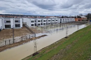 Developer zřejmě podcenil ochranu před zatopením. U nových domů v Dobřanech má být víc poldrů