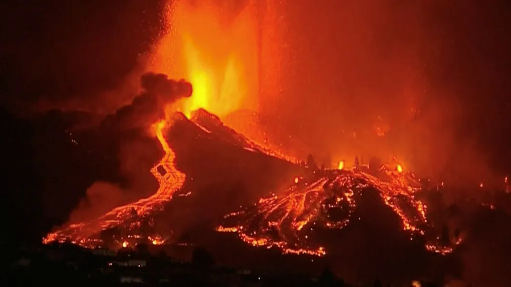 Výbuch sopky Cumbre Vieja na ostrově La Palma, který je součástí Kanárských ostrovů