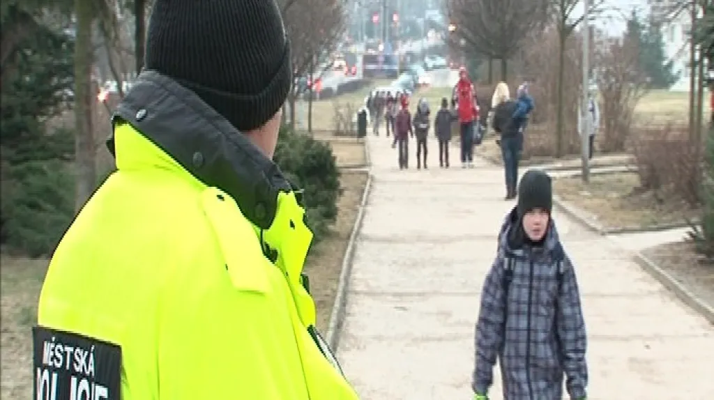 Znojemští strážníci hlídkují před 8 základními školami