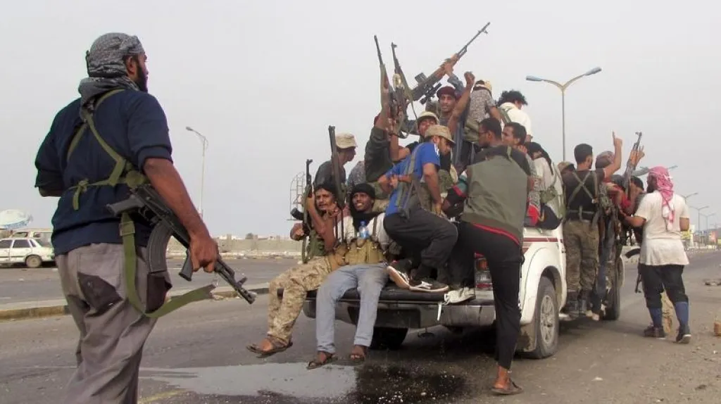 Provládní jednotky slaví zisk klíčových míst Adenu