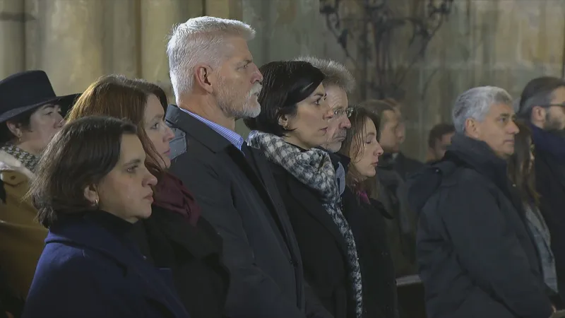 Prezident Petr Pavel a předsedové obou komor parlamentu na zádušní mši