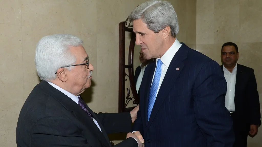 Mahmúd Abbás a John Kerry
