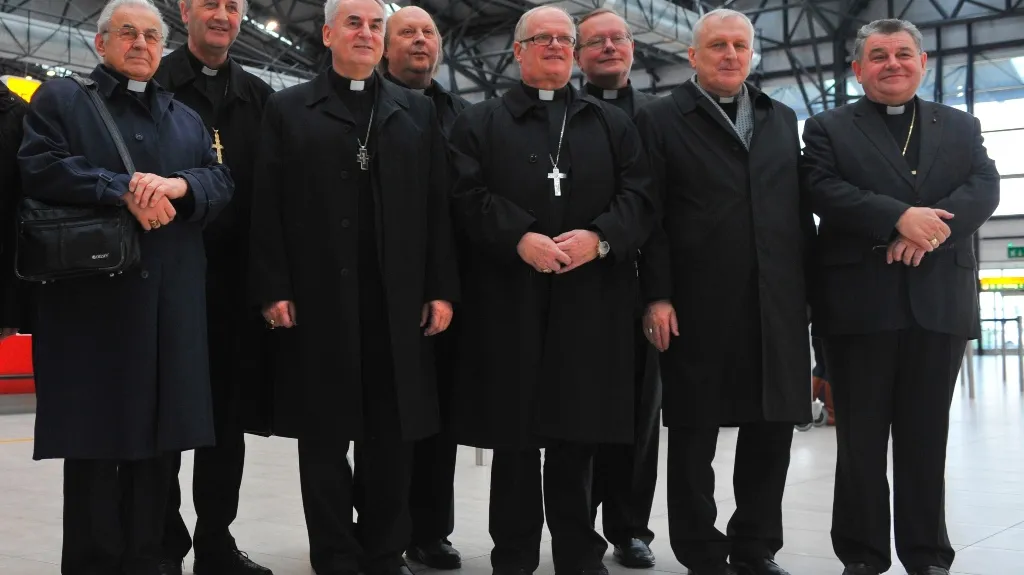 Církevní hodnostáři míří do Vatikánu