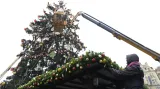Přípravy na zahájení vánočních trhů na Staroměstském náměstí den před rozsvícením stromu
