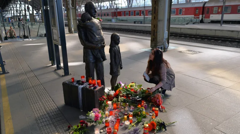 Wintonův památník na pražském hlavním nádraží