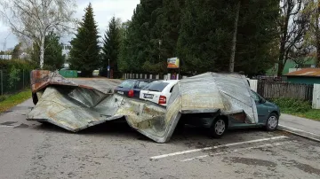 Popadané plechy na zaparkovaných automobilech v Jihlavě