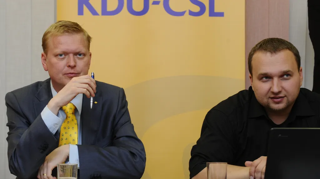 Předseda lidovců Pavel Bělobrádek (vlevo)
