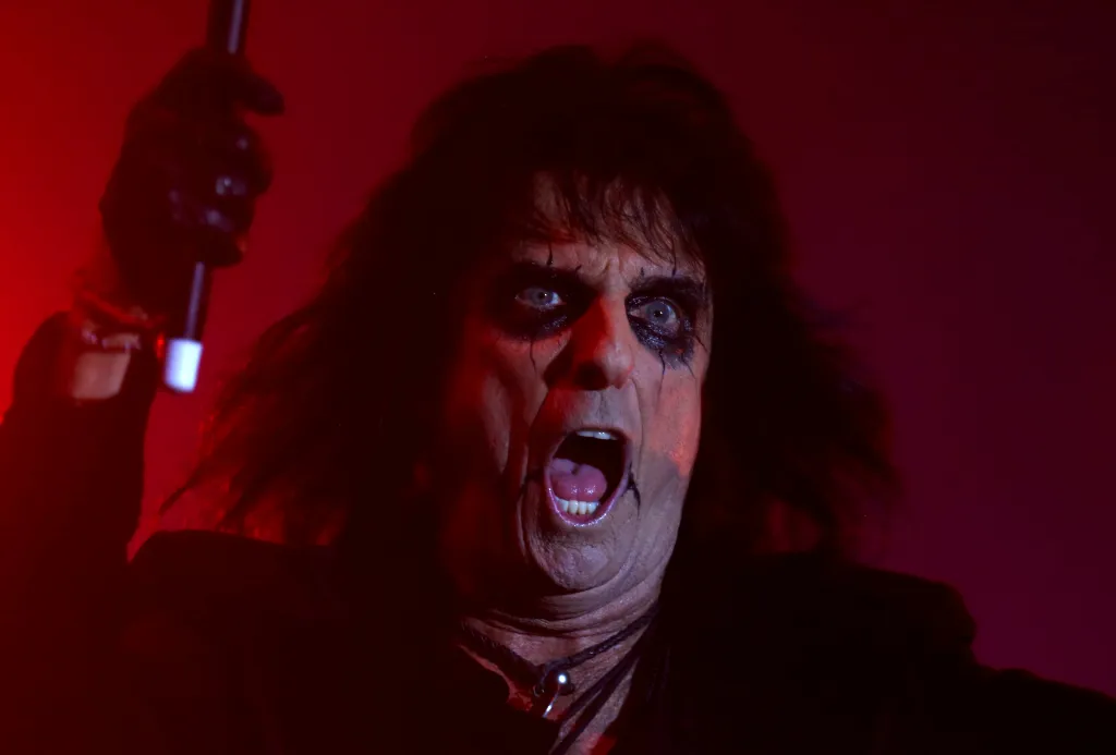 Rocker Alice Cooper letos koncertoval ve Slavkově jako člen kapely Hollywood Vampires s hercem Johnnym Deppem. Příští rok se vrátí sám za sebe a 17. června v pardubické Enteria Areně předvede pódiovou show se směsí hororu, kabaretu a heavy metalu