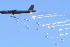 Bombardér B-52 létá už sedm desítek let. „Ohavný tlustý týpek“ přesto zatím do starého železa nemíří
