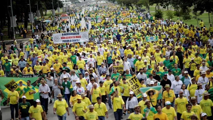 Demonstranti žádající uvěznění Luly da Silvy