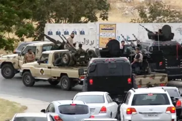 Evropané prchají z rozvrácené Libye, Francouzům pomůže námořnictvo