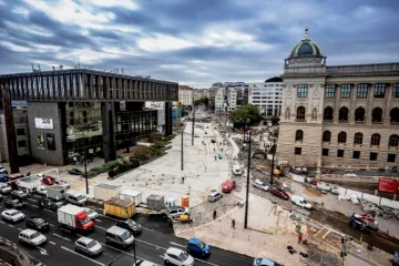Mezi budovy Národního muzea se v pondělí vrátí doprava. Zatím jen v jednom směru